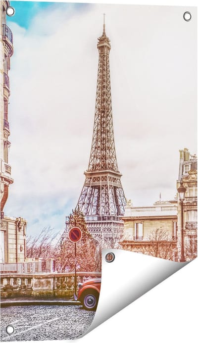 Gards Tuinposter Eiffeltoren in Parijs met een Rode Kever Auto - 40x60 cm - Tuindoek - Tuindecoratie - Wanddecoratie buiten - Tuinschilderij