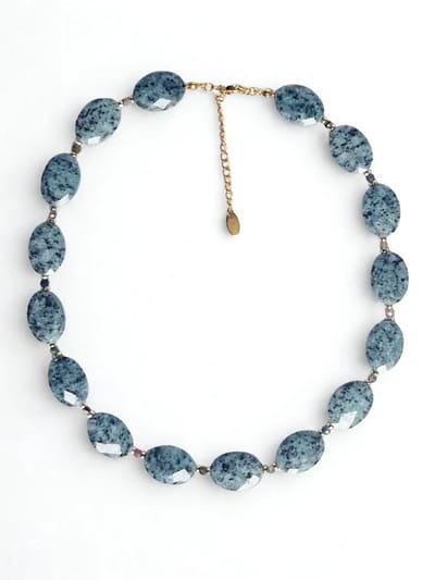 Handgemaakte Natuursteen Ketting – Blauw Gevlekte Jaspis 15x20mm – Met Labradoriet, Smaragd & Toermalijn – 40-45cm – Goudkleurig Stainless Steel - Edelsteen collier - The Jewellery Salon