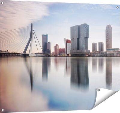 Gards Tuinposter Rotterdamse Skyline met de Erasmusbrug - 100x80 cm - Tuindoek - Tuindecoratie - Wanddecoratie buiten - Tuinschilderij