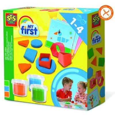 SES Creative - My First - Klei met uitsteekvormen - Klei vormpjes - 3 kleuren Klei - inclusief voorbeeldkaarten - glutenvrij - makkelijk uitwasbaar – vanaf 1 jaar