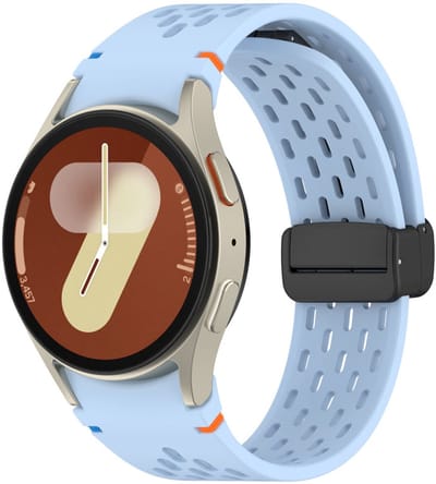 Siliconen bandje - geschikt voor Samsung Galaxy Watch 7 (40 & 44mm) / Watch 6 (Classic) / Watch 5 (Pro) / Watch 4 (Classic) / Watch FE - mageneetsluiting met gaatjes - lichtblauw