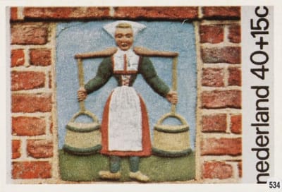 Briefkaart met afbeelding Melkmeisje postzegel