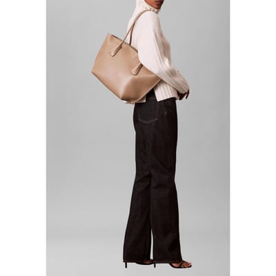 Calvin Klein Medium Dome Tote Desert Taupe Taglia: OS | Borse a mano Outlet | Donna | Nero