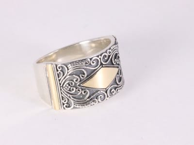 Traditionele bewerkte zilveren ring met 18k gouden decoraties - maat 19.5