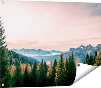 Gards Tuinposter Bos met Bomen bij Bergen Landschap - 80x60 cm - Tuindoek - Tuindecoratie - Wanddecoratie buiten - Tuinschilderij