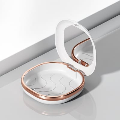 Twee instrumentenkoffers voor tandheelkunde, een koffer voor orthodontische spalken met een spiegel en een beschermkoffer voor orthodontische instrumenten en spalken,Wit met gouden accenten
