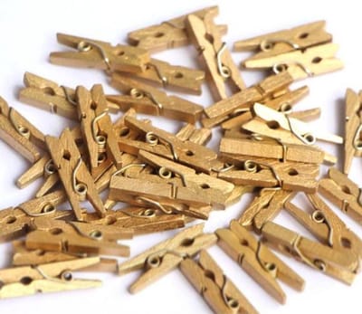 Kleine houten mini knijpers - 50 STUKS - Goud - Knijpertjes - Fotoknijpers - Geboorte wasknijpers - 2.5 CM - Kaartknijpers - Foto knijpers - Knijper om foto's aan op te hangen - Fotohouder - Knijpers - Wasknijpers - Kerstkaart hangers - Decoratie
