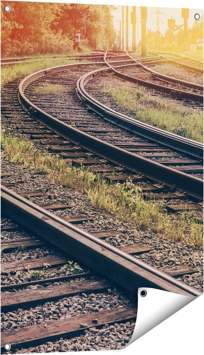 Gards Tuinposter Rails Spoorwegen naast Elkaar - 60x90 cm - Tuindoek - Tuindecoratie - Wanddecoratie buiten - Tuinschilderij