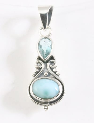 Fijne bewerkte zilveren hanger met larimar en blauwe topaas