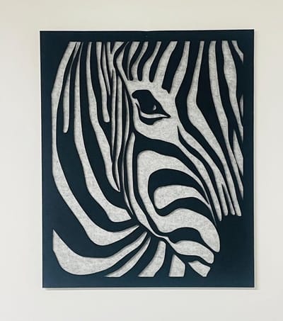 Akoestisch PET vilt wandpaneel - Zebra - Dieren - Grijs - Zwart - Kunst - 70cm x 59cm x 18mm - PET vilt van gerecyclede PET flessen - Wanddecoratie - akoestische wanddecoratie - Muurdecoratie - Modern - Dier