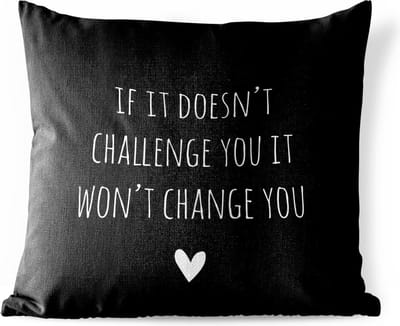 Buitenkussen Weerbestendig - Engelse quote "If it doesn't challenge you it won't change you" op een zwarte achtergrond - 50x50 cm