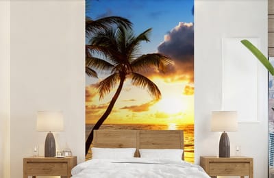 Behang - Fotobehang Strand - Horizon - Zonsondergang - Palmboom - Zee - Breedte 120 cm x hoogte 240 cm