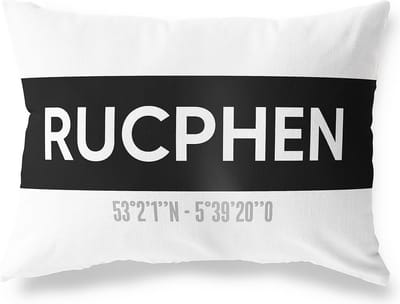 Tuinkussen RUCPHEN - NOORD-BRABANT met coördinaten - Buitenkussen - Bootkussen - Weerbestendig - Jouw Plaats - Studio216 - Modern - Zwart-Wit - 50x30cm