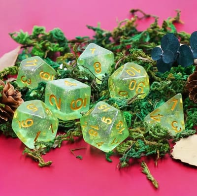 Vera's Arts & Dice | Dobbelstenen Set voor RPGs als Dungeons and Dragons | 7 stuks per set | Emerald Enigma | Transparant Groen met Glitters en Gouden Cijfers | Met Dice Bag