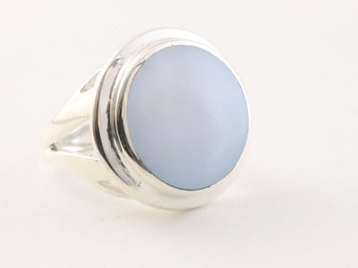 Grote ronde zilveren ring met lichtblauwe schelp - maat 18