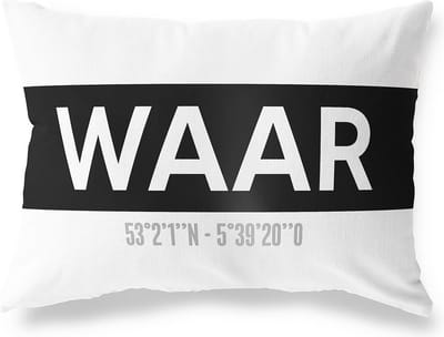 Tuinkussen WAAR - GRONINGEN met coördinaten - Buitenkussen - Bootkussen - Weerbestendig - Jouw Plaats - Studio216 - Modern - Zwart-Wit - 50x30cm