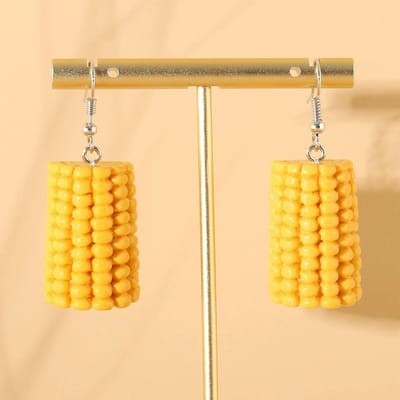Schattige oorbellen van imitatie maïshars, oorbellen met fruit- en groentemotief. beige