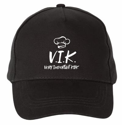 Mijncadeautje - 5 panel - Cap - Verstelbaar - Pet van 100% dik geborsteld katoen- unisex - opdruk wit - V.I.K. Very important Kok - zwart