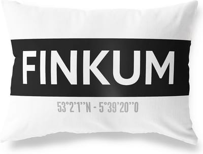 Tuinkussen FINKUM - FRIESLAND met coördinaten - Buitenkussen - Bootkussen - Weerbestendig - Jouw Plaats - Studio216 - Modern - Zwart-Wit - 50x30cm