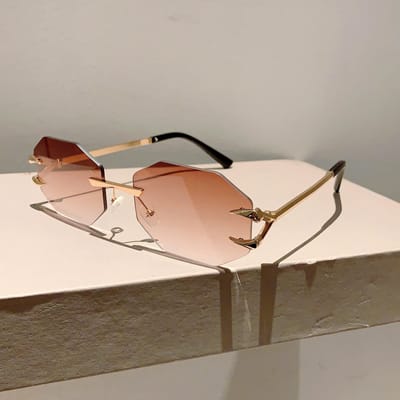Lunettes de soleil polygonales sans monture, style vintage, verres dégradés océan, tendance et luxueuses. golden