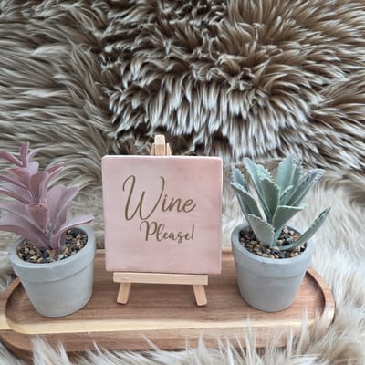 Robuust Wenstegeltje - Wine Please! – Luxe Wijn Tegel met Tekst – Leuk Cadeau voor Wijnliefhebbers en Gezellige Avonden - Trendy nu - Cadeau - Vrienden of Vriendinnen - Familie – Decoratief Tegeltje met Standaard – Cadeau Idee