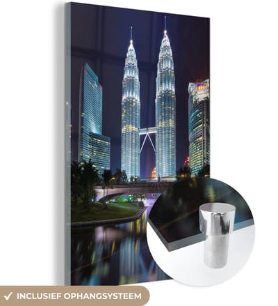 ® Glasschilderij 120x180 cm - Schilderij acrylglas - De Petronas Towers prachtig verlicht in de nacht - Foto op glas - Muurdecoratie woonkamer - Wanddecoratie slaapkamer - Schilderijen