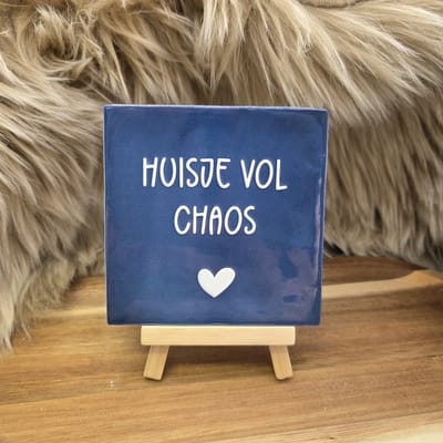 Robuust Wenstegeltje – Huisje vol Chaos – Hip trendy tegeltje – Wanddecoratie – Cadeau voor Nieuwe Woning, Housewarming of Gezinscadeau – Sfeervol en Persoonlijk - Vriend(in) – Trendy nu – Decoratief Tegeltje met Standaard – Cadeau Idee