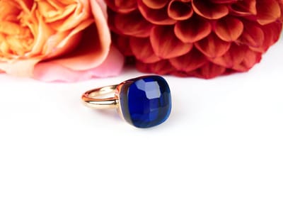 Ring in roos goud gezet met fel blauwe agaat