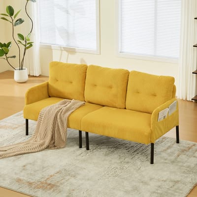 Driezitsbank van corduroy met zachte, comfortabele bekleding, een hoge rugleuning en praktische zijvakken. Stevige metalen poten en een robuuste constructie. Veelzijdig te gebruiken in de woonkamer, slaapkamer of thuiskantoor.