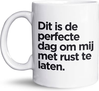 NietMokken.nl - Koffiemok - Perfecte Dag Om Met Rust Gelaten Te Worden - Grappige Beker - Beide Zijden Bedrukt - Vaatwasser- en Magnetronbestendig - 325 ml - Leuk Als Cadeau - Grappige koffietas - Leuk voor Collega - Keramische beker 325ml