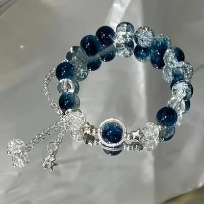 Sjika - Blauwe Galaxy Armband Dames – Luxe Glas & Crackle Kralen – Ster Bedels – Elegant Cadeau Sieraad – Verstelbare Armband - Cadeau voor haar