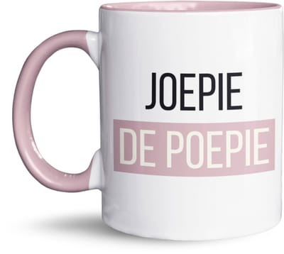 NietMokken.nl - Grappige Mokken - 'Joepie de Poepie' - Hilarisch Cadeau voor Koffieliefhebbers - Leuk als Verjaardagscadeau, voor Collega’s, Familie of Vrienden - Keramische Beker - Aan Beide Zijden Bedrukt - Vaatwasser- en Magnetronbestendig