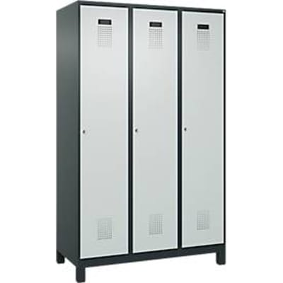 C+P Evolo Plus garderobekast, 3 vakken, 400 mm vakbreedte, met poten, rechts scharnierend, soft-close, inbraakwerend, B 1200 x D 500 x H 1950 mm, cilinderslot, antracietgrijs RAL 7016/lichtgrijs RAL 7035