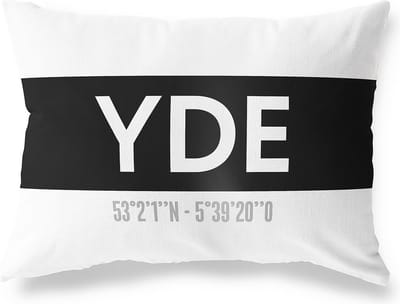 Tuinkussen YDE - DRENTHE met coördinaten - Buitenkussen - Bootkussen - Weerbestendig - Jouw Plaats - Studio216 - Modern - Zwart-Wit - 50x30cm