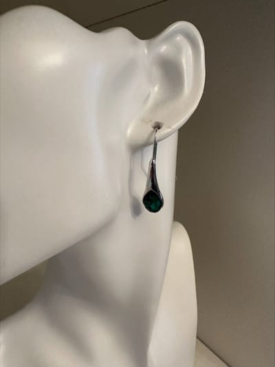 Ear hook green oorbellen | Make up | Parfum | Moederdag | Verjaardagscadeau| Cadeautje| Valentijnsdag| Kado | sieraden | vaderdag | oorbellen | oorsieraden