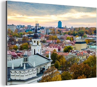 Aluminium schilderij 180x120 cm - Wanddecoratie metaal - Skyline met groene bomen en Vilnius in Litouwen - Metalen muurdecoratie woonkamer - Decoratie industrieel - Foto op dibond - Industriële accessoires slaapkamer