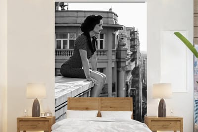 Behang - Fotobehang Madrid - Architectuur - Spanje - Vrouw - Breedte 200 cm x hoogte 300 cm