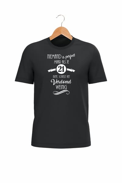 mijncadeautje - T-shirt unisex - zwart - niemand is perfect - verjaardag - leeftijd - 21 jaar - maat M