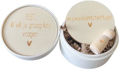 Doosje baby | peg doll | wil jij mijn knuffeltante zijn | peetante vragen | knuffeltante worden | knuffeltante vragen | cadeau | doosje met een vragen | peetoom woag