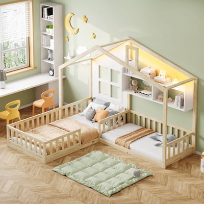 DESMIU Kinderbed 90 x 200 cm – Huisbed met LED-verlichting en planken – Vloerbed met veiligheidshekje – Massief Hout en MDF – Natuurlijk Hout – Zonder Matras