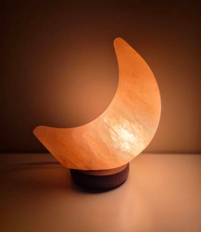 ThaleiaDesign - Maanlamp Himalayazout Oranje Zoutsteen – Warm Licht - Himalaya Zoutlamp Maan - Sfeerlamp, Nachtlamp/Baby Nachtlampje | Rustgevend -Slaapkamer - Babykamer - kinderkamer Yoga - Meditatie & Interieur - Cadeau Idee - moederdag - zuivering