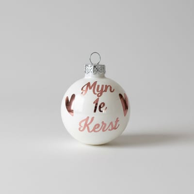 Hip met Pit Creaties Kerstbal - Mijn Eerste Kerst - Baby Gepersonaliseerd - Glas 6cm - Melk Wit - Hangdoosje - Blijvende Herinnering