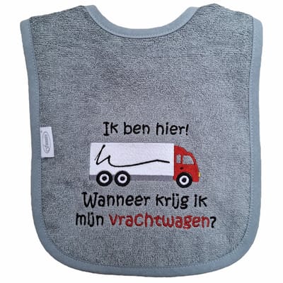 Grijs/blauwe slab met "Ik ben hier! Wanneer krijg ik mijn vrachtwagen?" - Rode vrachtwagen - lief, kraamcadeautje, cadeau, babyshower, rood, chauffeur, truck, trucker