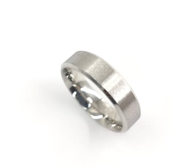 Tijdloos Edelstaal zilverkleur ringen met 2 fijne schuin uit gegraveerde banen aan de buitenkanten en brede mat zilver banen middenin. deze ring is zowel geschikt voor dame of heer in de kleur zilver.