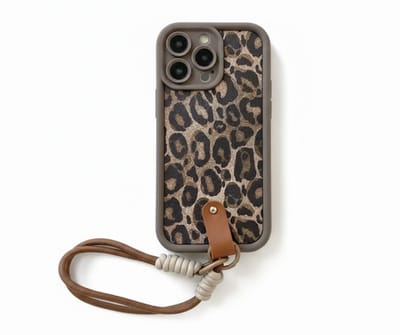 Bruine luipaard print telefoon hoesje met koord geschikt voor iPhone 15 Pro Max – backcover dames met panter dessin, afneembaar draagkoord en minimalistisch ontwerp