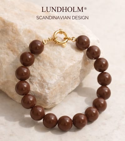 Lundholm Luxe Kralen Armband Dames met Bedel – Premium Stainless Steel Jewellery Armband Dames Bruin – Kralenarmband met Hars Kralen – My Helsinki Serie -Luxe Cadeau voor Haar – Inclusief Luxe Geschenkverpakking
