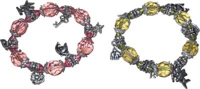 Armbanden rood-geel met metalen hangertjes set van 2 stuks.