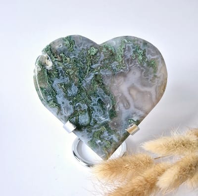 Edelsteen Grote Druzy Mosagaat Hart op Metalen Standaard – #59 205gram