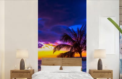 Behang - Fotobehang Palmboom - Paars - Zonsondergang - Strand - Zee - Breedte 120 cm x hoogte 240 cm