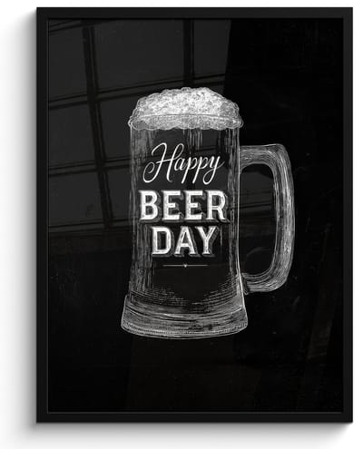 Poster in lijst - Fotolijst 60x80 cm - Posters - Bierpul - Witte krijtletters - Happy beer day - Posterlijst zwart - Decoratie - Wanddecoratie woonkamer - Muurdecoratie slaapkamer